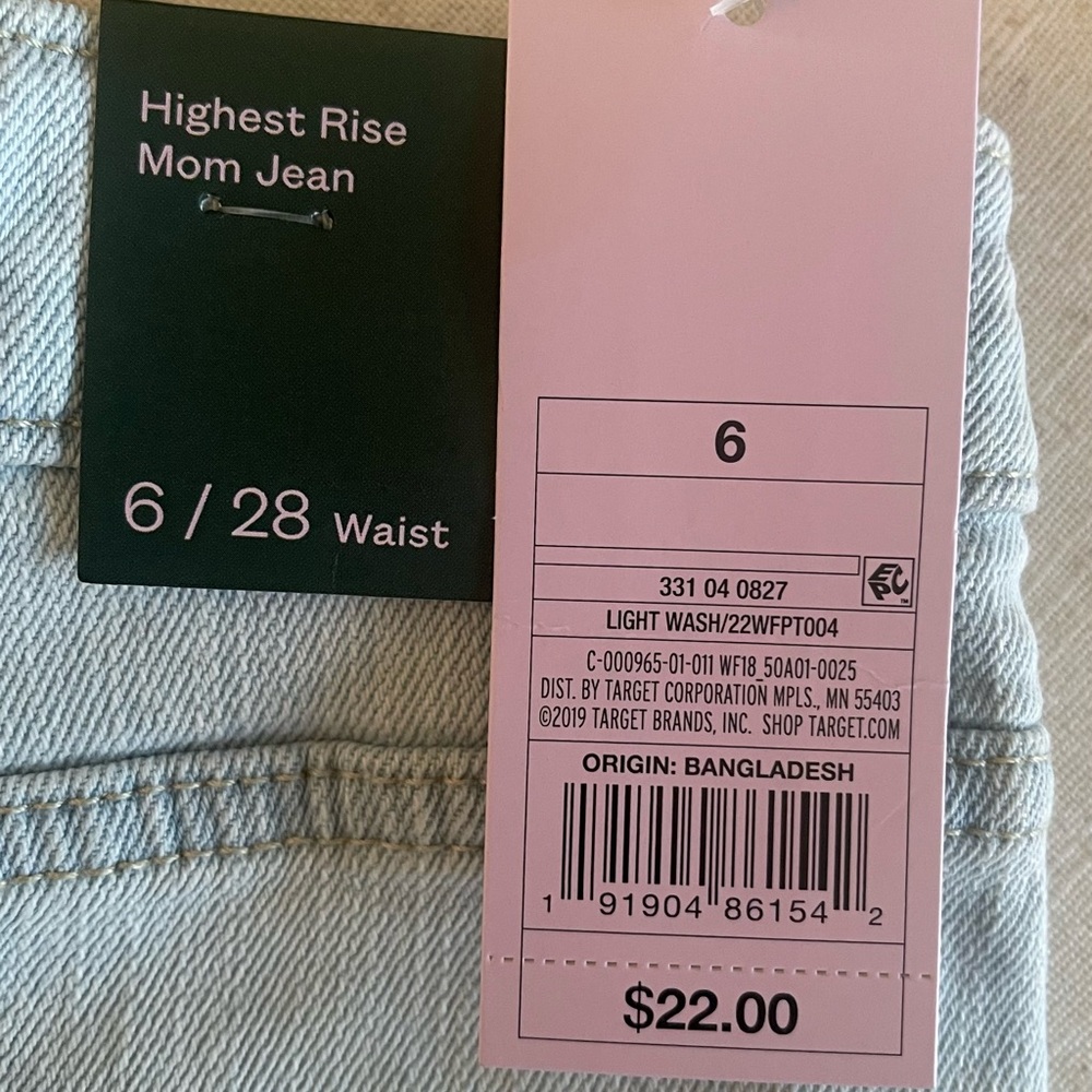 NWT Women’s Super High Rise Distressed Mom Jeans, Size 6 - Picture 7 of 7